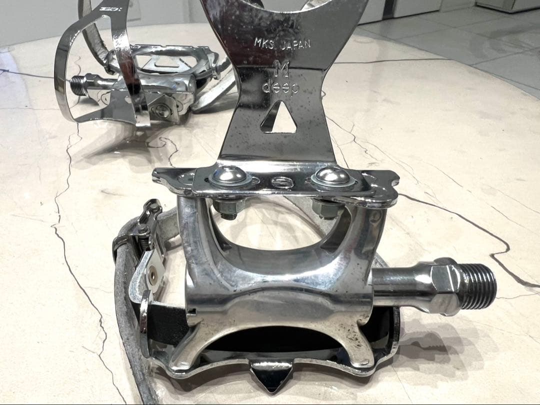 MKS SUPREMEシュプリーム　トウクリップ、ストラップ付き