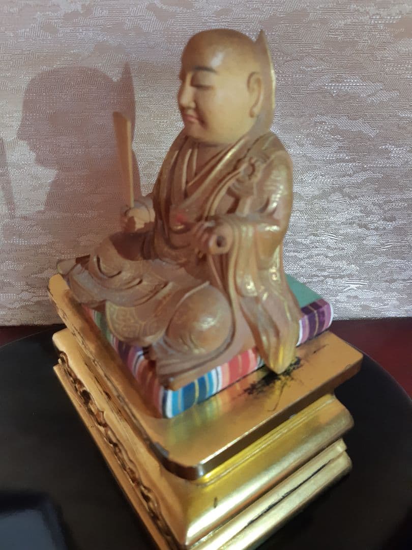日蓮座像