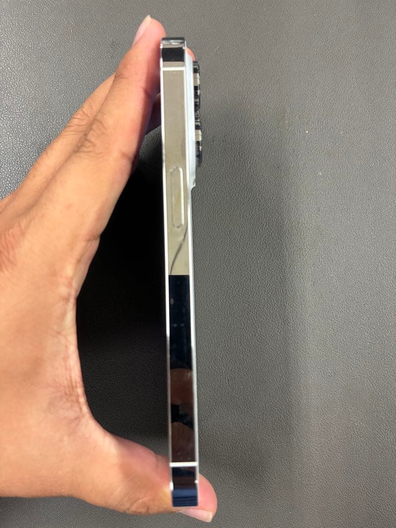 Apple iPhone 14 Pro 本体