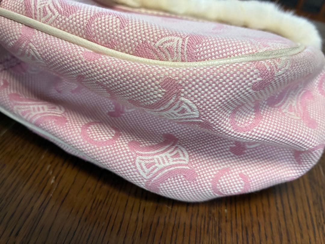 セリーヌファー付きピンクハンドバッグ