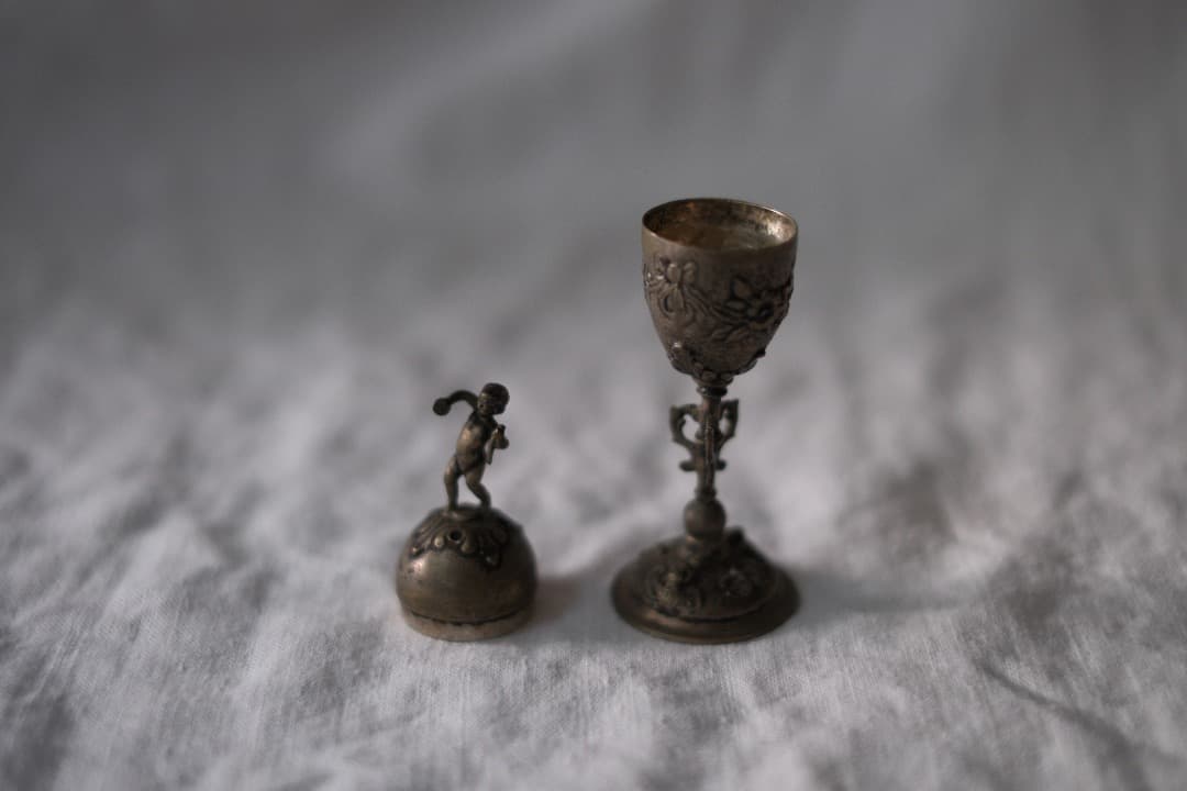 フランスアンティーク｜卵の上のプットー