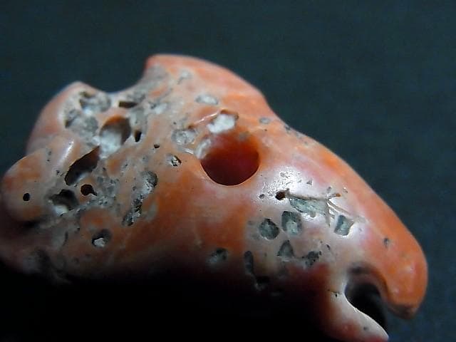 ★K2105★ 古代石(126)　大粒　珊瑚 ビーズ　神獣　護符　アミュレット