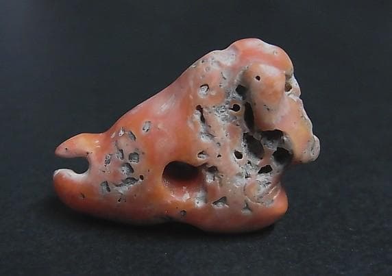 ★K2105★ 古代石(126)　大粒　珊瑚 ビーズ　神獣　護符　アミュレット