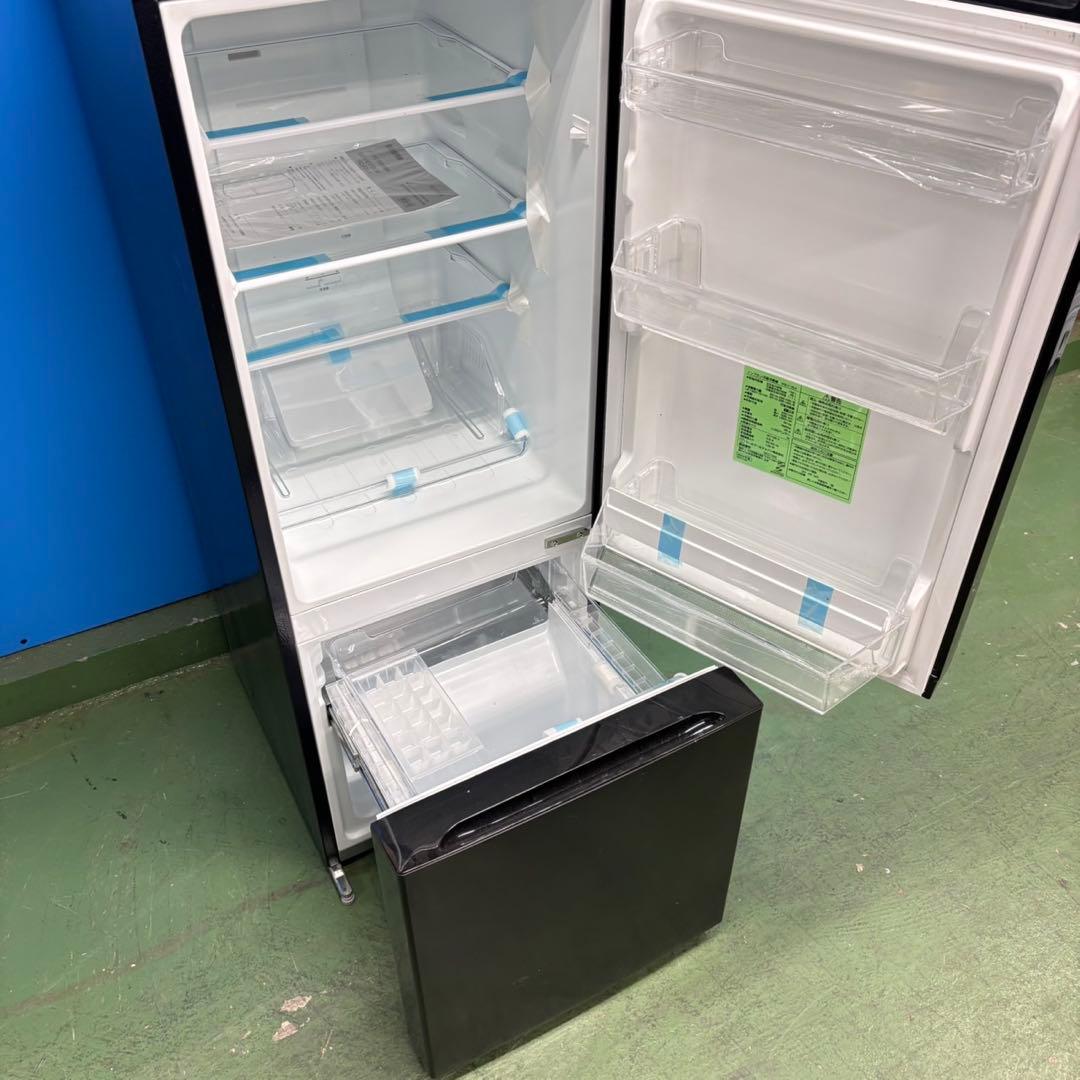 681ブラック冷蔵庫　100L強　小型　一人暮らし　右開き　2ドア　2024年製