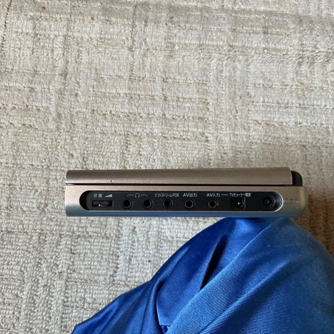 TOSHIBA ポータブルDVDプレーヤー　SD-P1600 。