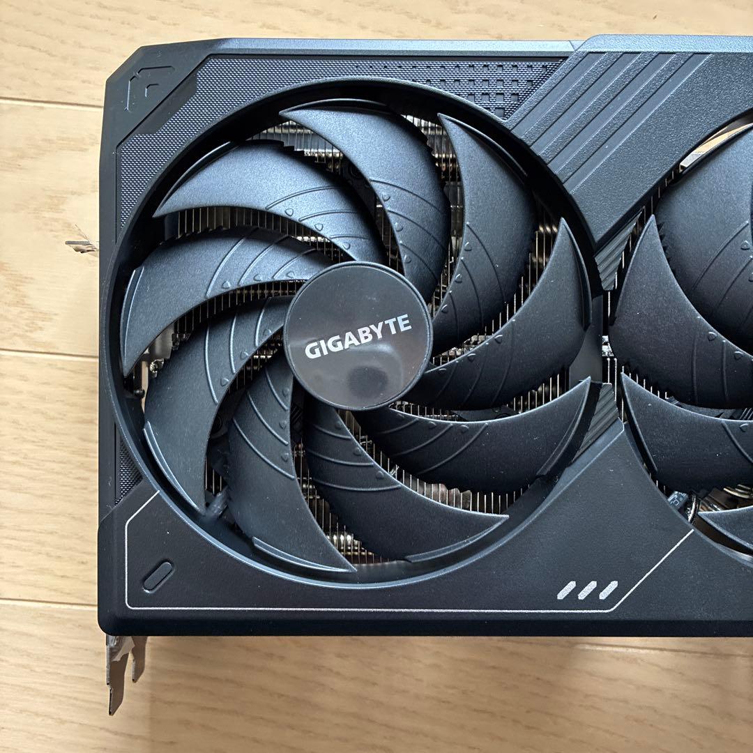 gigabyte グラボ 5090 ヒートシンク　3連ファン　バックプレート