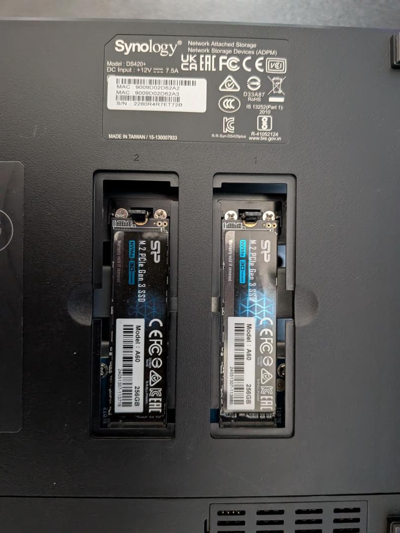 Synology DS420+【HAT3300-4Tほぼ未使用】×4,SSD×2