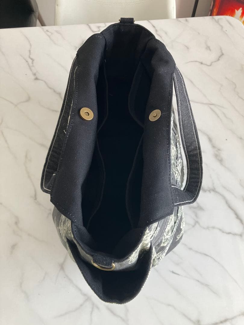 874 あつこ　大きめ黒花柄　デニムリメイクバック　ハンドメイド 2点