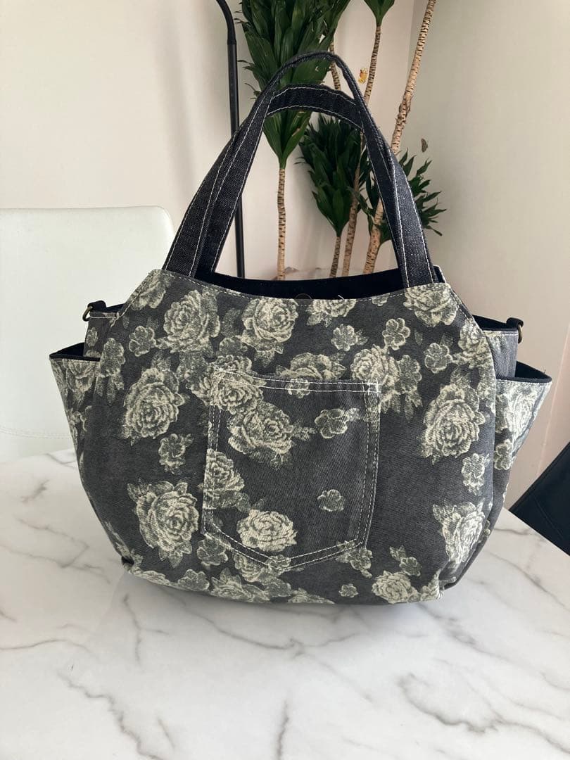 874 あつこ　大きめ黒花柄　デニムリメイクバック　ハンドメイド 2点