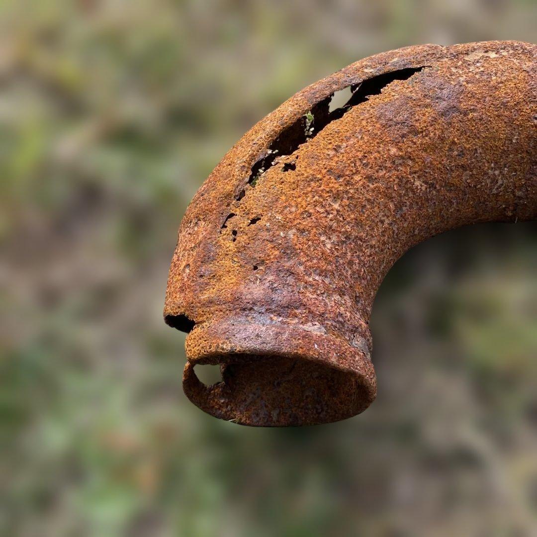 錆びた金属製ガーデンオーナメント　太いアイアンパイププランター　ジャンクガーデン