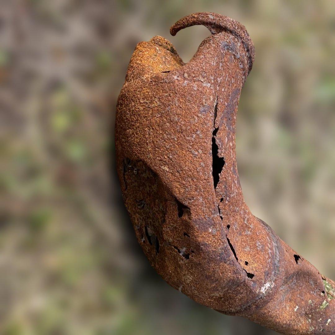 錆びた金属製ガーデンオーナメント　太いアイアンパイププランター　ジャンクガーデン