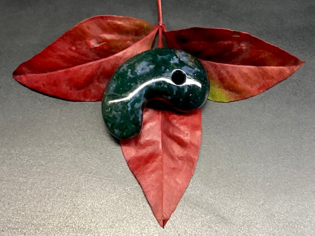 ✳最上位‼️出雲石【碧玉】勾玉　浮き草*雪輪のW文様入りのコレクション展示品お宝‼️