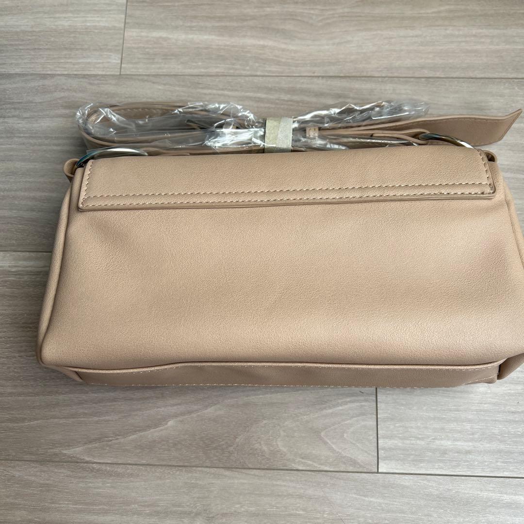新品！ビアズリー風　 レザーボディバッグ　ベージュ